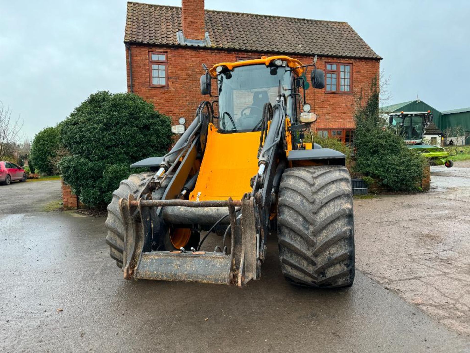 2014 JCB 418S T4i IIIB loading shovel with Volvo headstock on Goodyear 750/55R26 wheels and tyres. R - Bild 2 aus 20