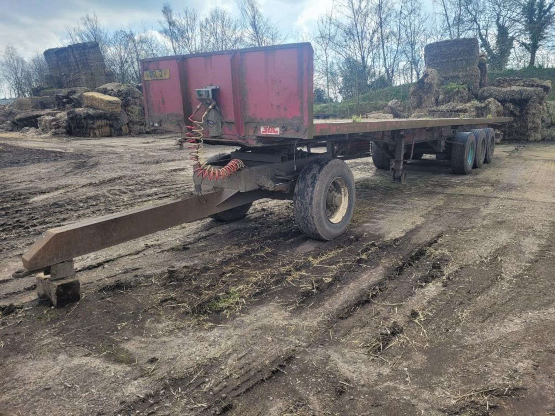 Tri-axle 45ft flat bed bale trailer with air brakes on 385/65R22.5 wheels and tyres with dolly - Image 3 of 7