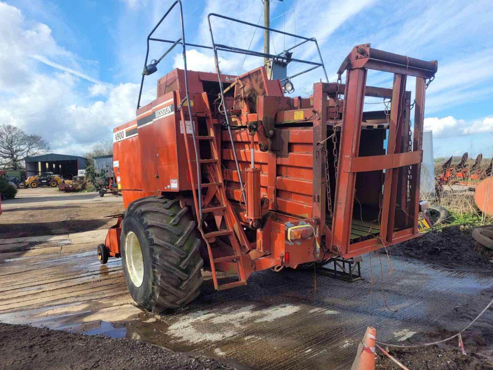 Hesston AGCO 4900 single axle square baler on 28L-26 wheels and tyres, spares or repairs NB: Comes w - Image 3 of 6