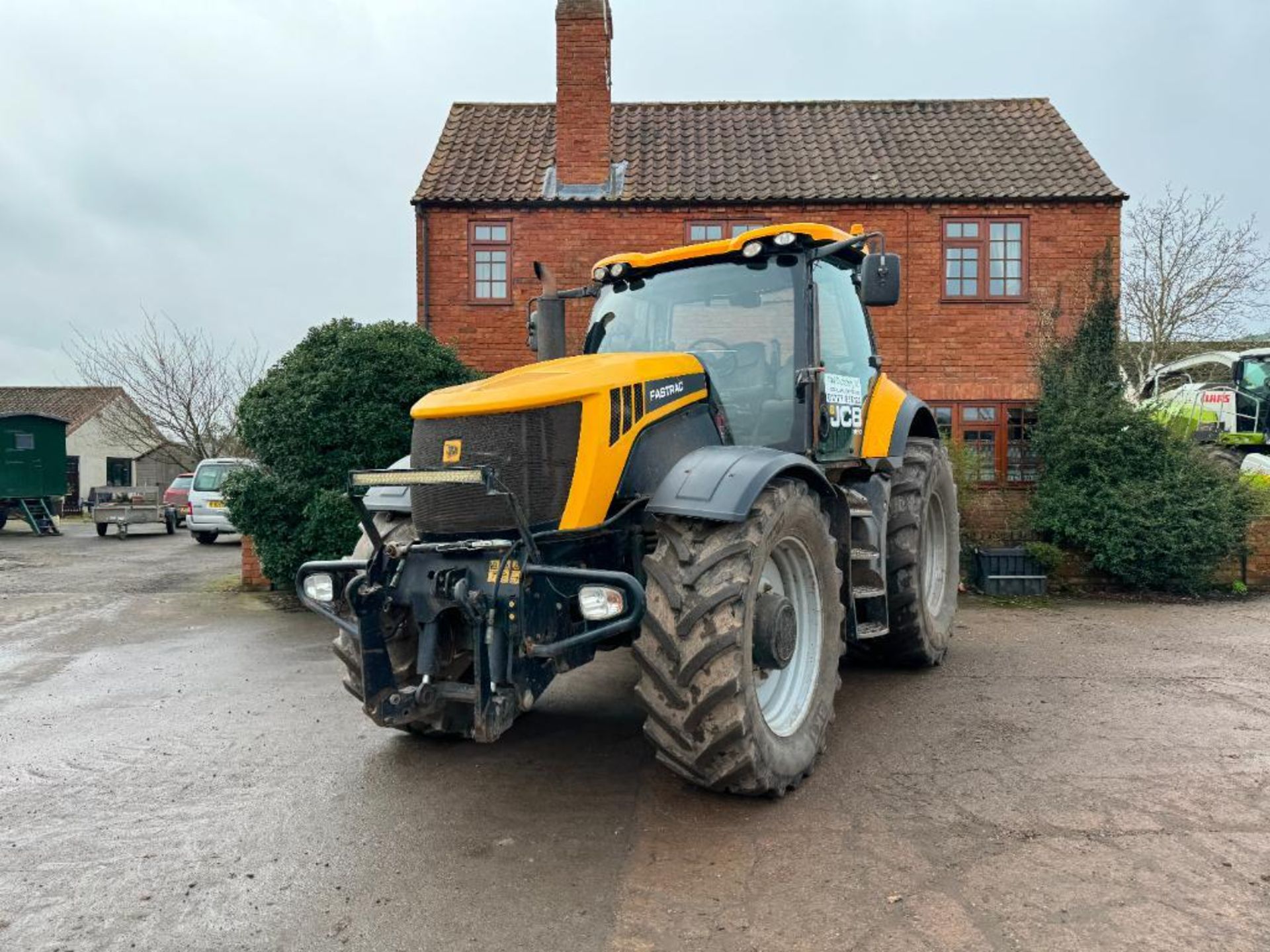 2010 JCB Fastrac 8250 Vario 4wd 65kph tractor with 4 electric spools, air brakes and front linkage o - Image 26 of 28