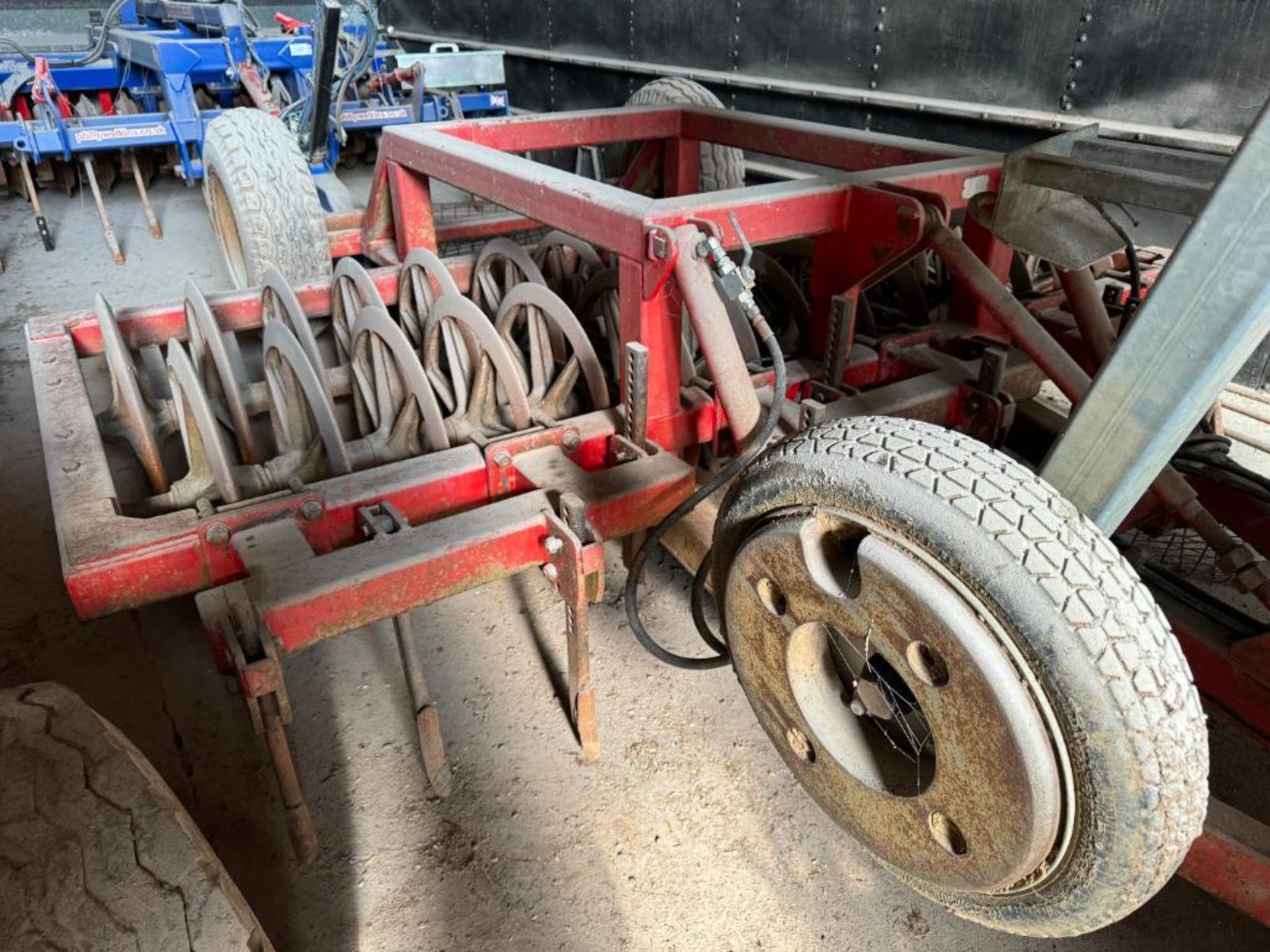 Trailed 3m press with 2 rows press rings and leading tines NB: Comes with manual - Image 2 of 4