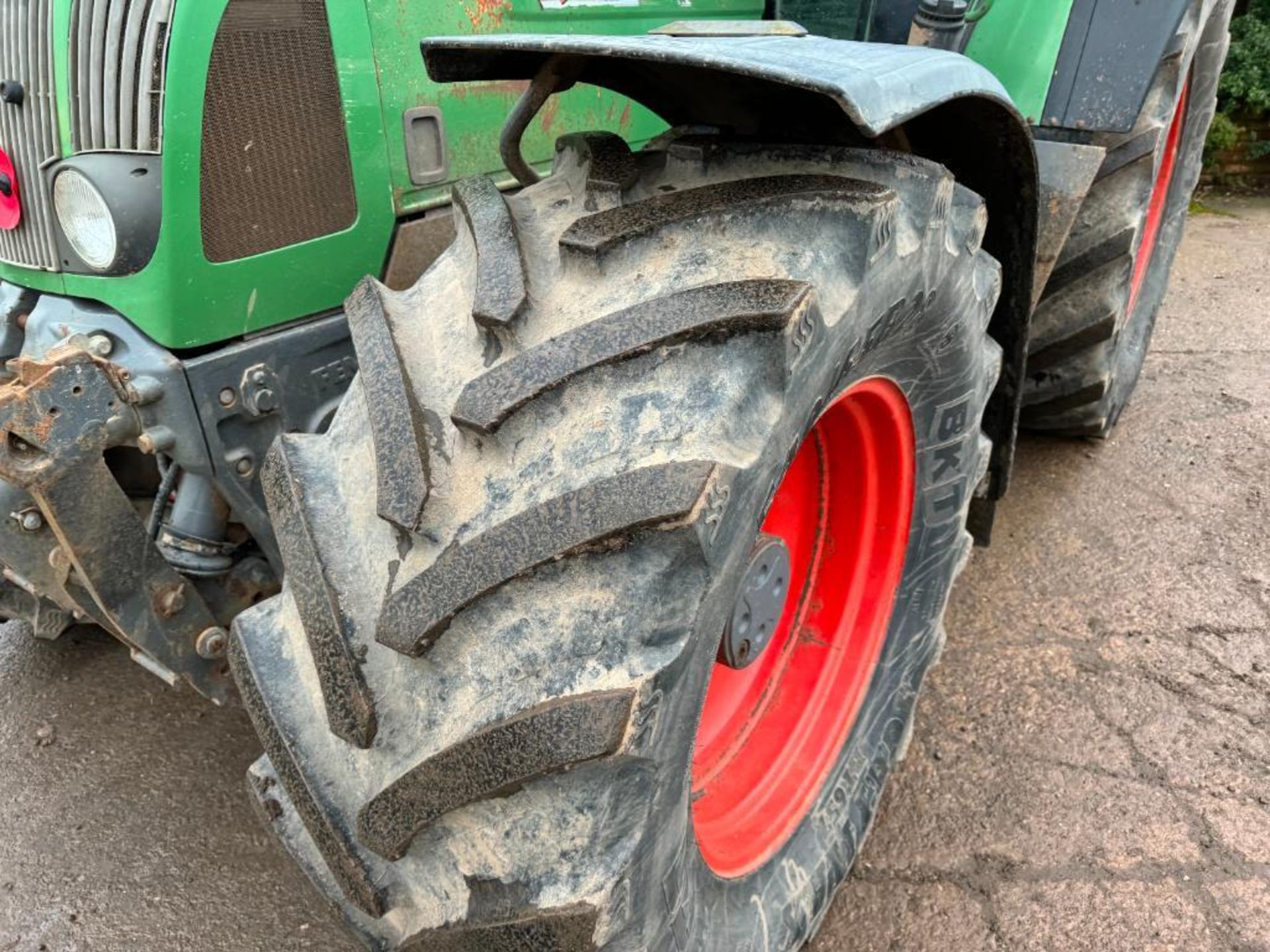 2001 Fendt 716 Vario 50kph 4wd tractor with 4 electric spools, air brakes and front linkage on BKT 5 - Image 7 of 22