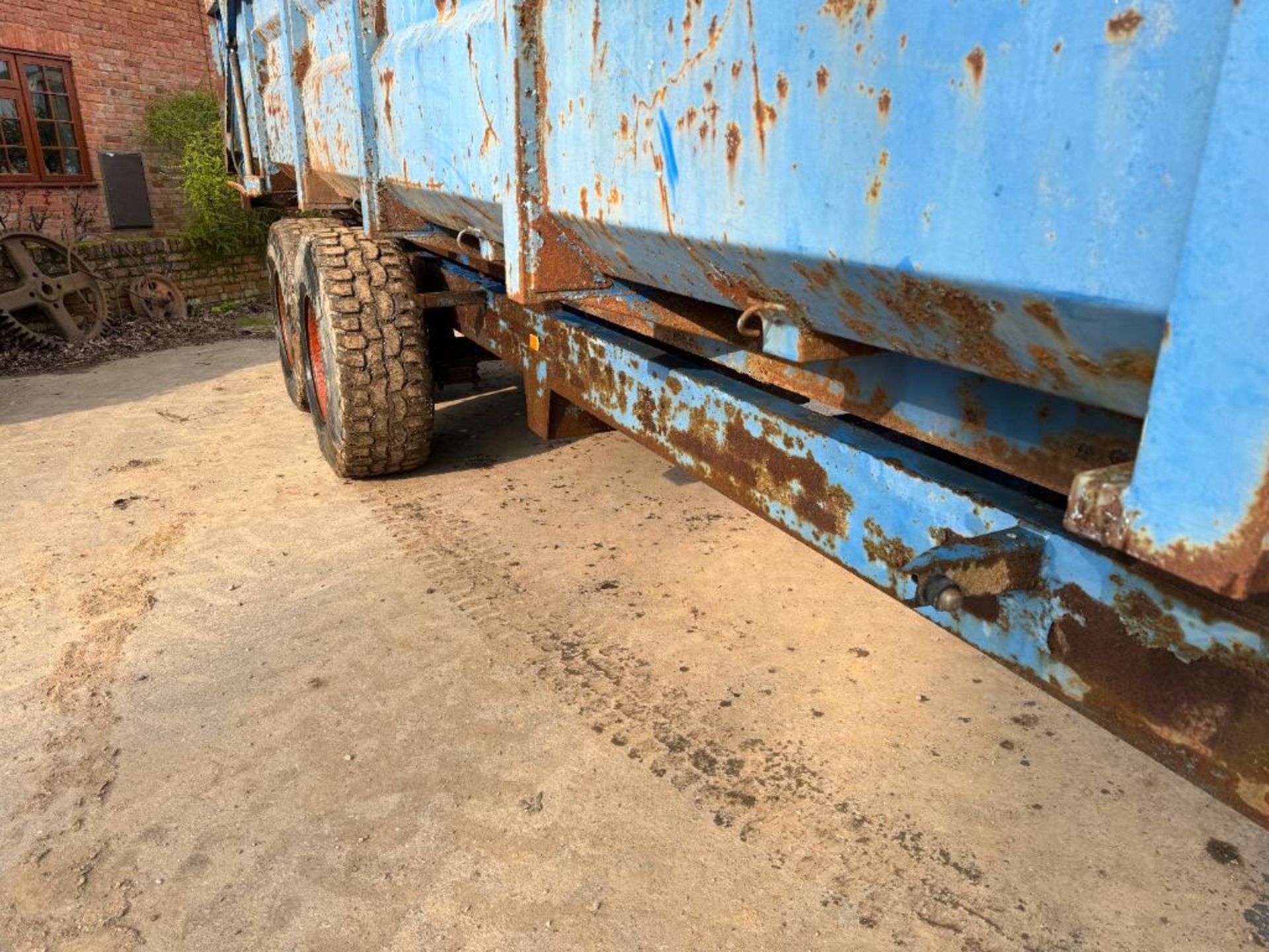 Twin axle 14t root trailer with sprung drawbar, hydraulic tailgate and grain chute on 425/65R22.5 wh - Image 15 of 17