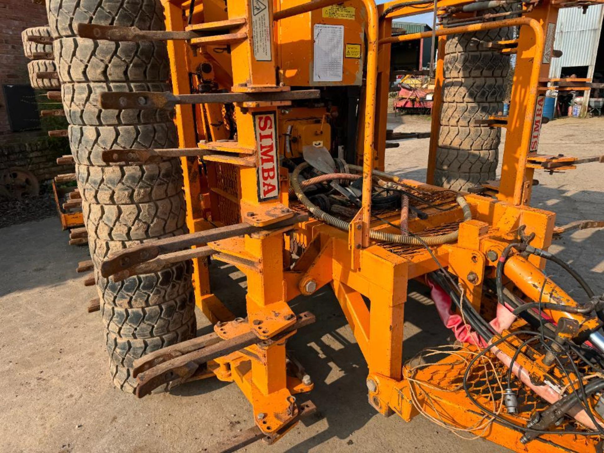 1996 Simba Freeflow 4m hydraulic folding drill with bout markers, front tyre packer and leading tine - Image 7 of 16