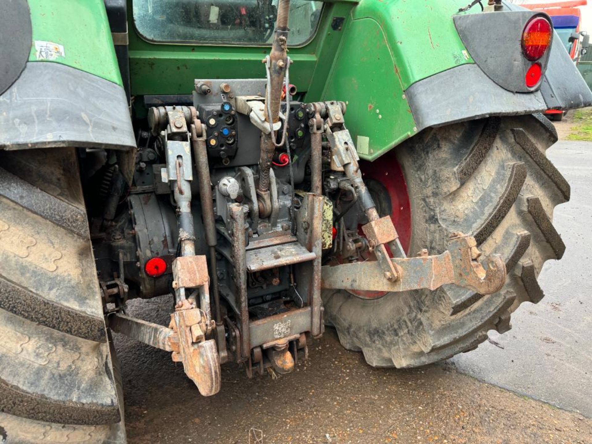 2001 Fendt 716 Vario 50kph 4wd tractor with 4 electric spools, air brakes and front linkage on BKT 5 - Image 11 of 22