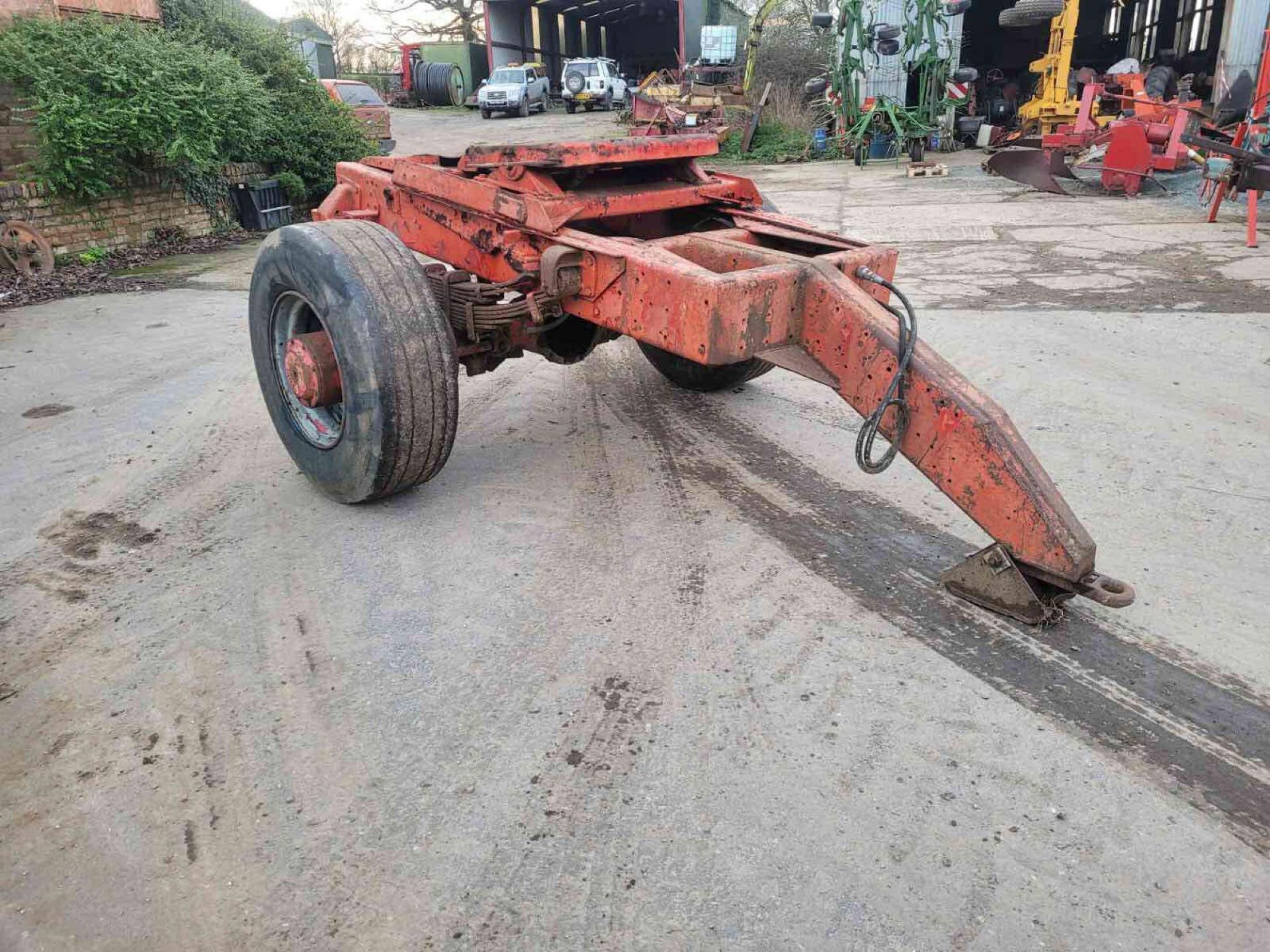 Single axle dolly with oil brakes