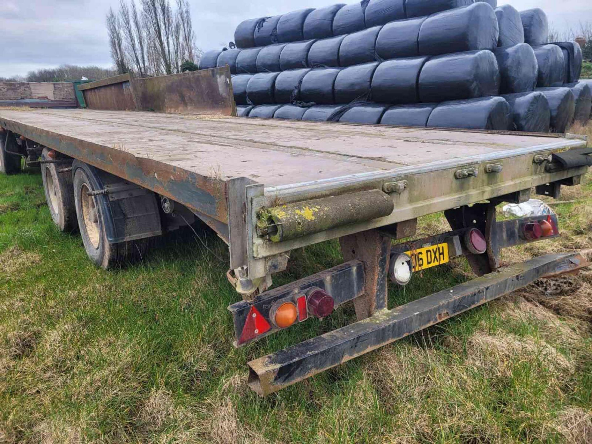 Twin axle 45ft flat bed bale trailer with air brakes on 385/65R22.5 wheels and tyres with dolly - Image 5 of 16
