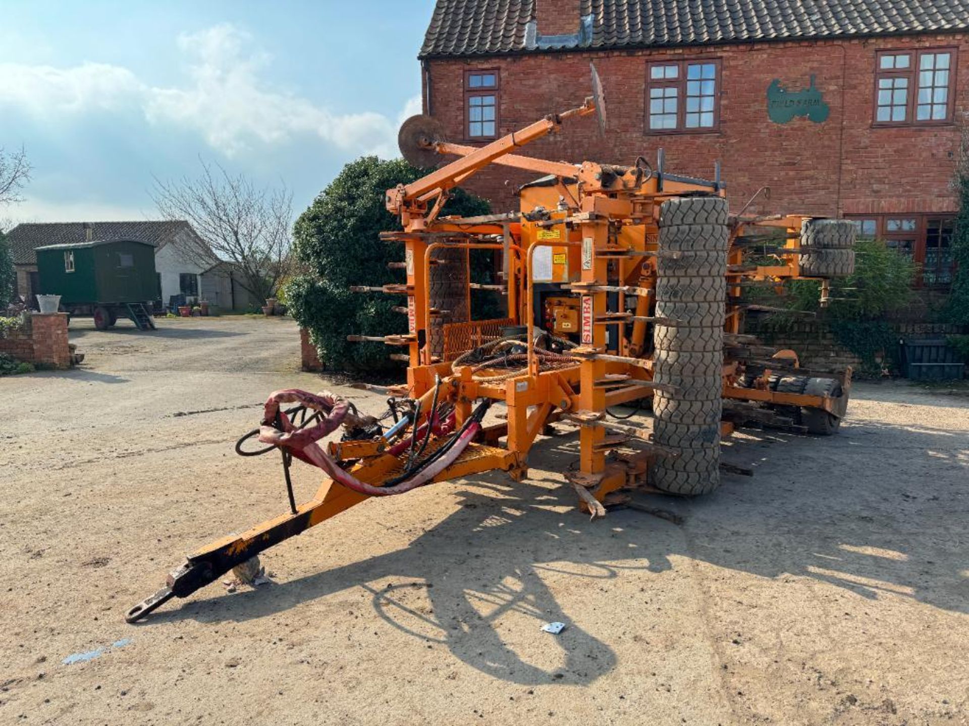 1996 Simba Freeflow 4m hydraulic folding drill with bout markers, front tyre packer and leading tine - Image 4 of 16