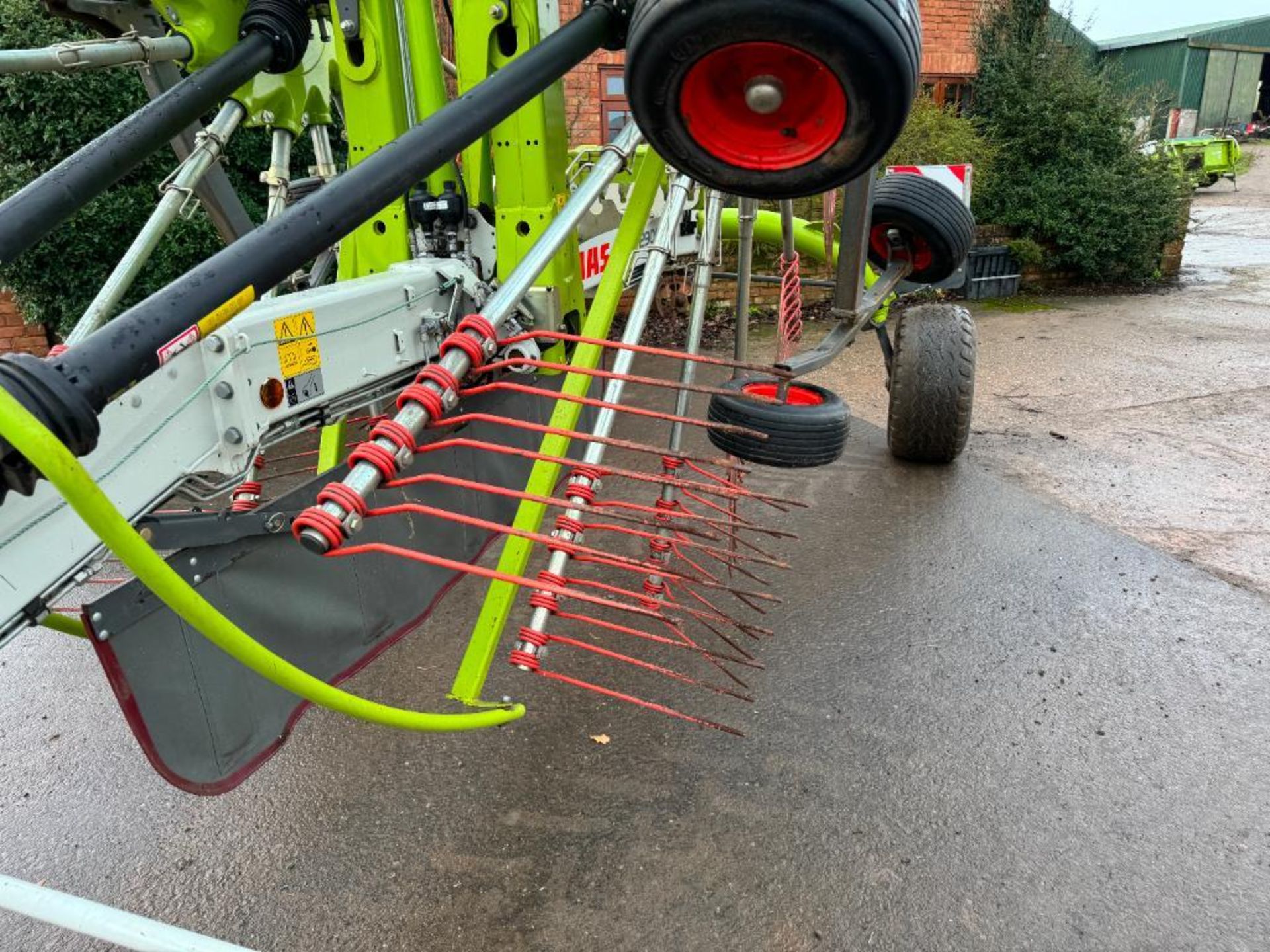 2019 Claas Liner 2900 twin rotor hydraulic folding rake on 15.0/55-17 wheels and tyres. Serial No: W - Image 4 of 14