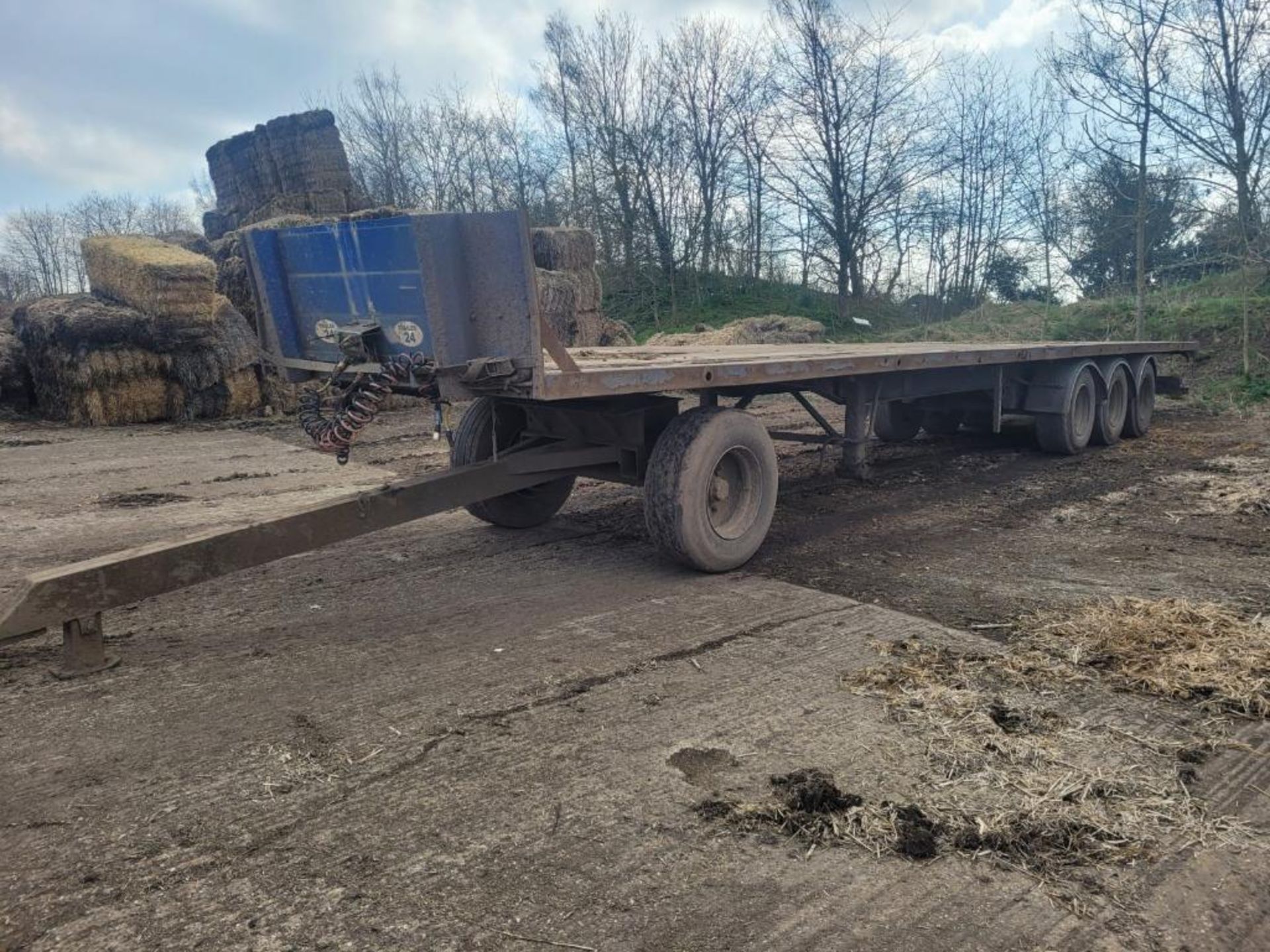 Tri-axle 45ft flat bed bale trailer with air brakes on 385/65R22.5 wheels and tyres with dolly - Image 3 of 6