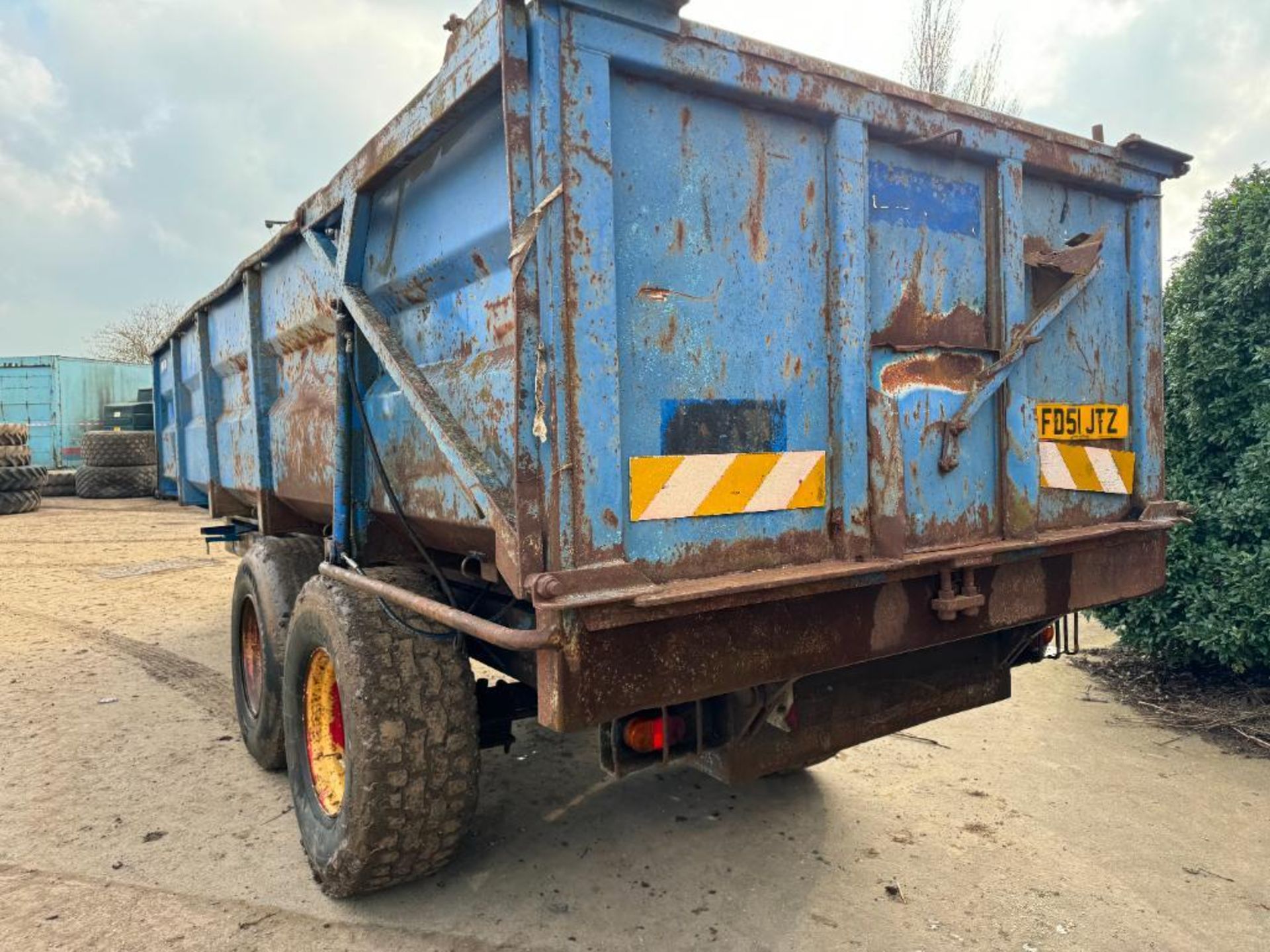 Twin axle 14t root trailer with sprung drawbar, hydraulic tailgate and grain chute on 425/65R22.5 wh - Image 9 of 17