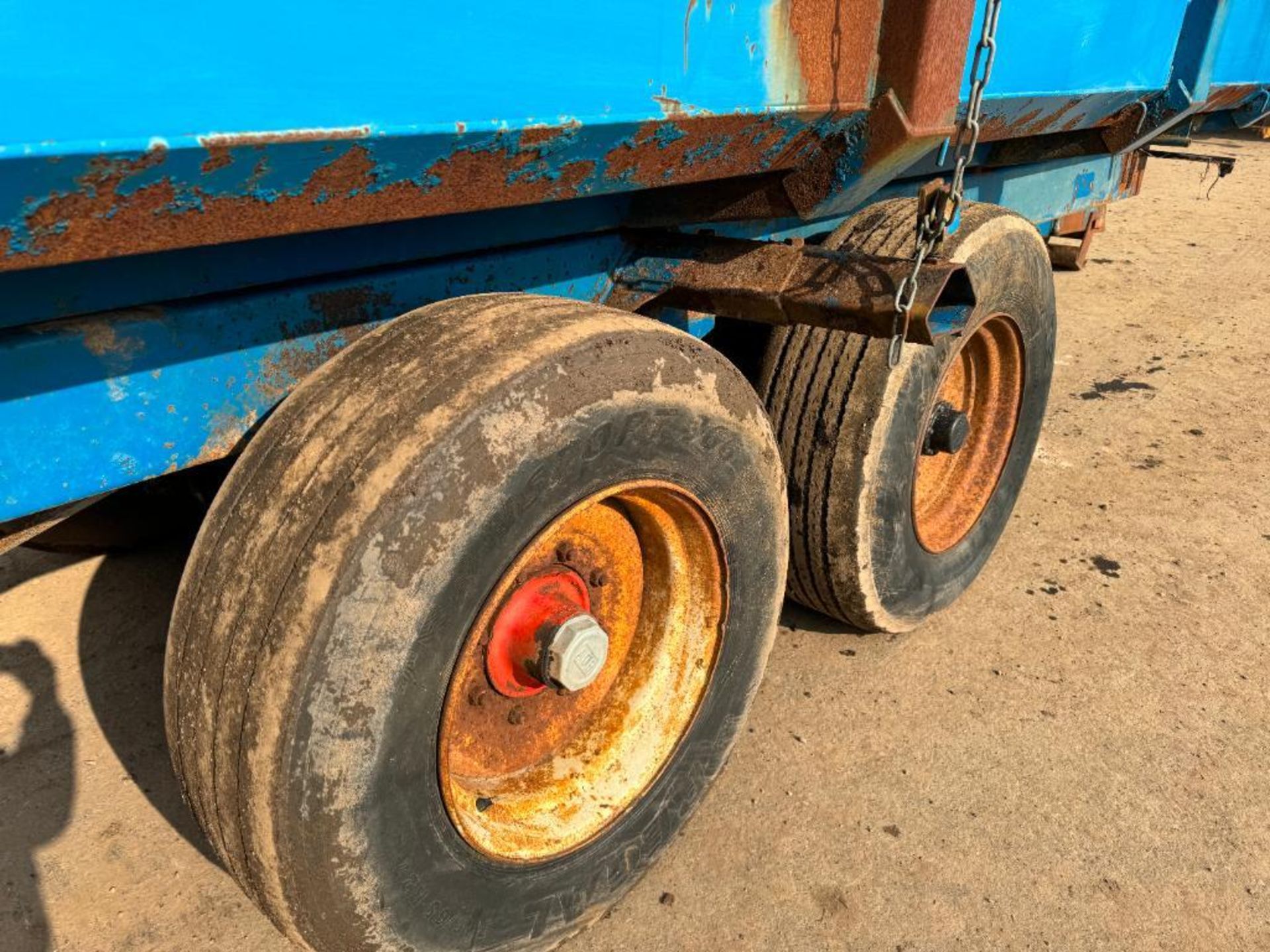 Richard Western 11t twin axle silage trailer with sprung drawbar, auto tailgate and rear drawbar on - Image 8 of 14