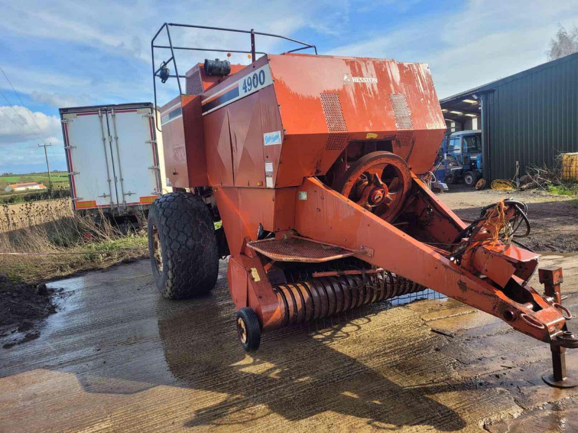 Hesston AGCO 4900 single axle square baler on 28L-26 wheels and tyres, spares or repairs NB: Comes w - Image 2 of 6