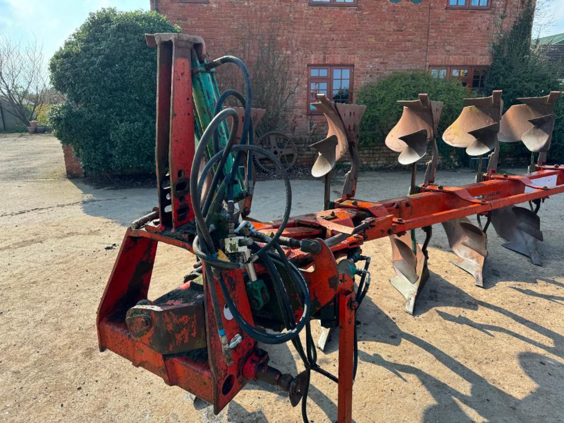 Kverneland LB8 5f reversible plough with hydraulic vari-width, with skimmers, linkage mounted. Seria - Image 12 of 14