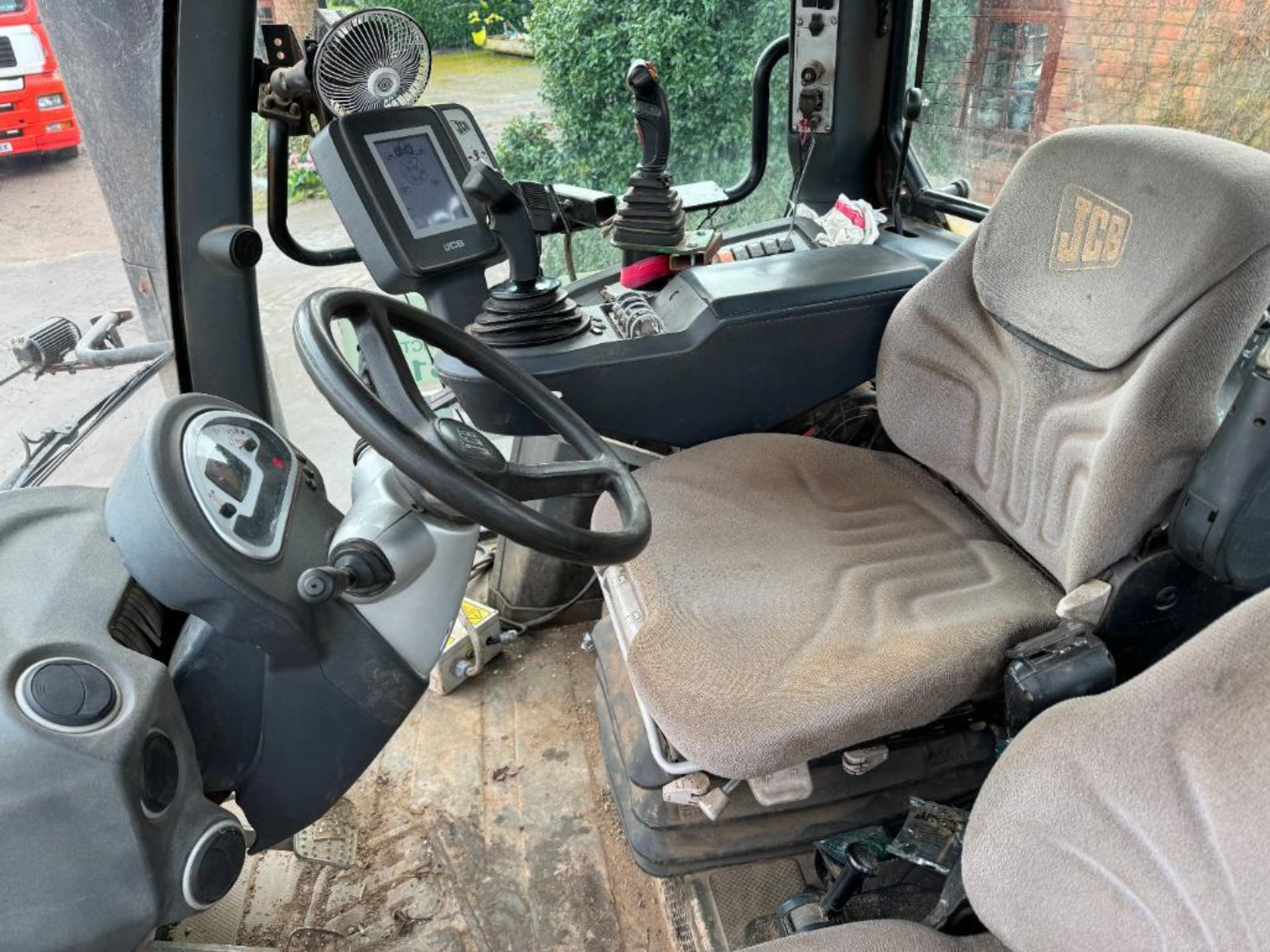 2010 JCB Fastrac 8250 Vario 4wd 65kph tractor with 4 electric spools, air brakes and front linkage o - Image 6 of 28