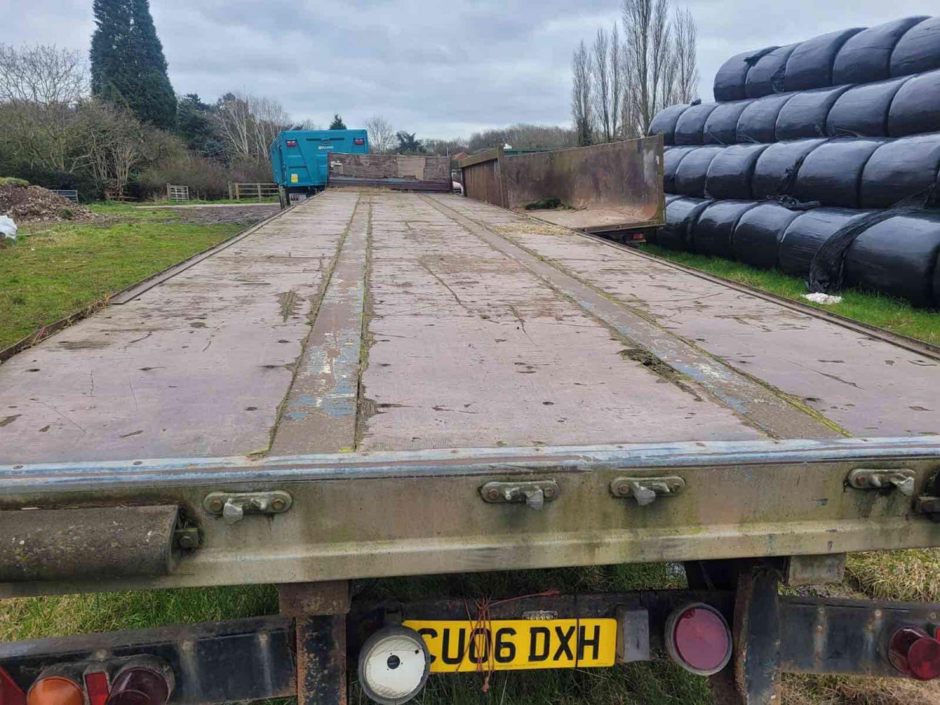 Twin axle 45ft flat bed bale trailer with air brakes on 385/65R22.5 wheels and tyres with dolly - Image 6 of 16