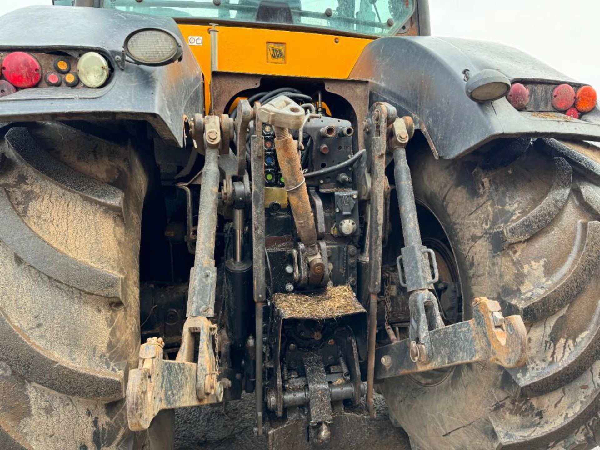 2010 JCB Fastrac 8250 Vario 4wd 65kph tractor with 4 electric spools, air brakes and front linkage o - Image 18 of 28