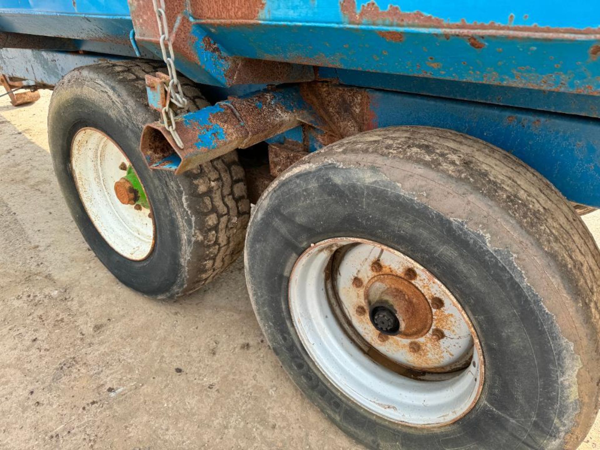 Richard Western 11t twin axle silage trailer with sprung drawbar, auto tailgate and rear drawbar on - Image 4 of 14