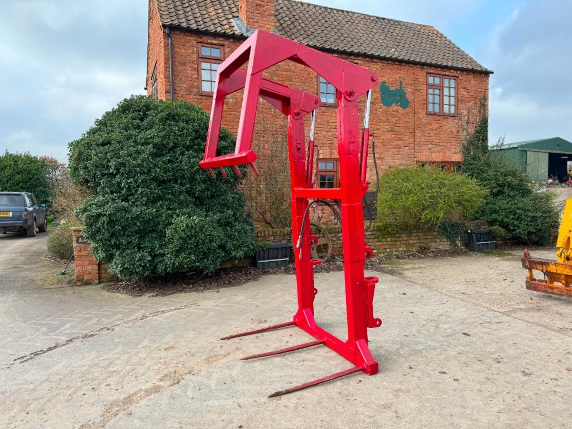 Hydraulic 4 bale grab with pin and cone attachments