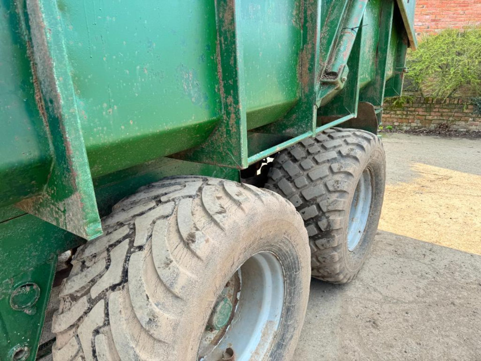 Twin axle 16t grain tailer with sprung drawbar, air brakes, hydraulic tailgate, grain chute and sila - Image 4 of 11