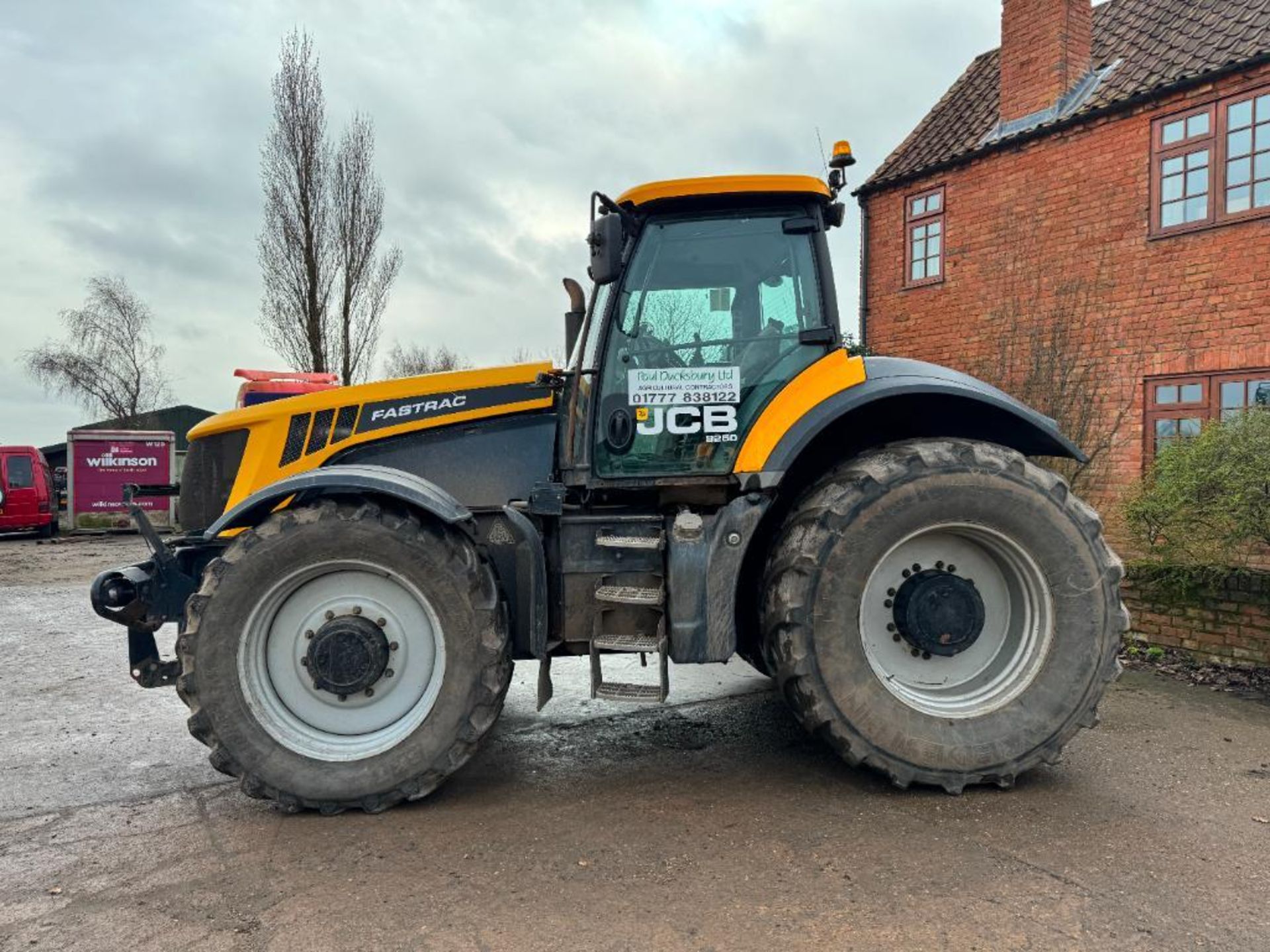2010 JCB Fastrac 8250 Vario 4wd 65kph tractor with 4 electric spools, air brakes and front linkage o - Image 15 of 28