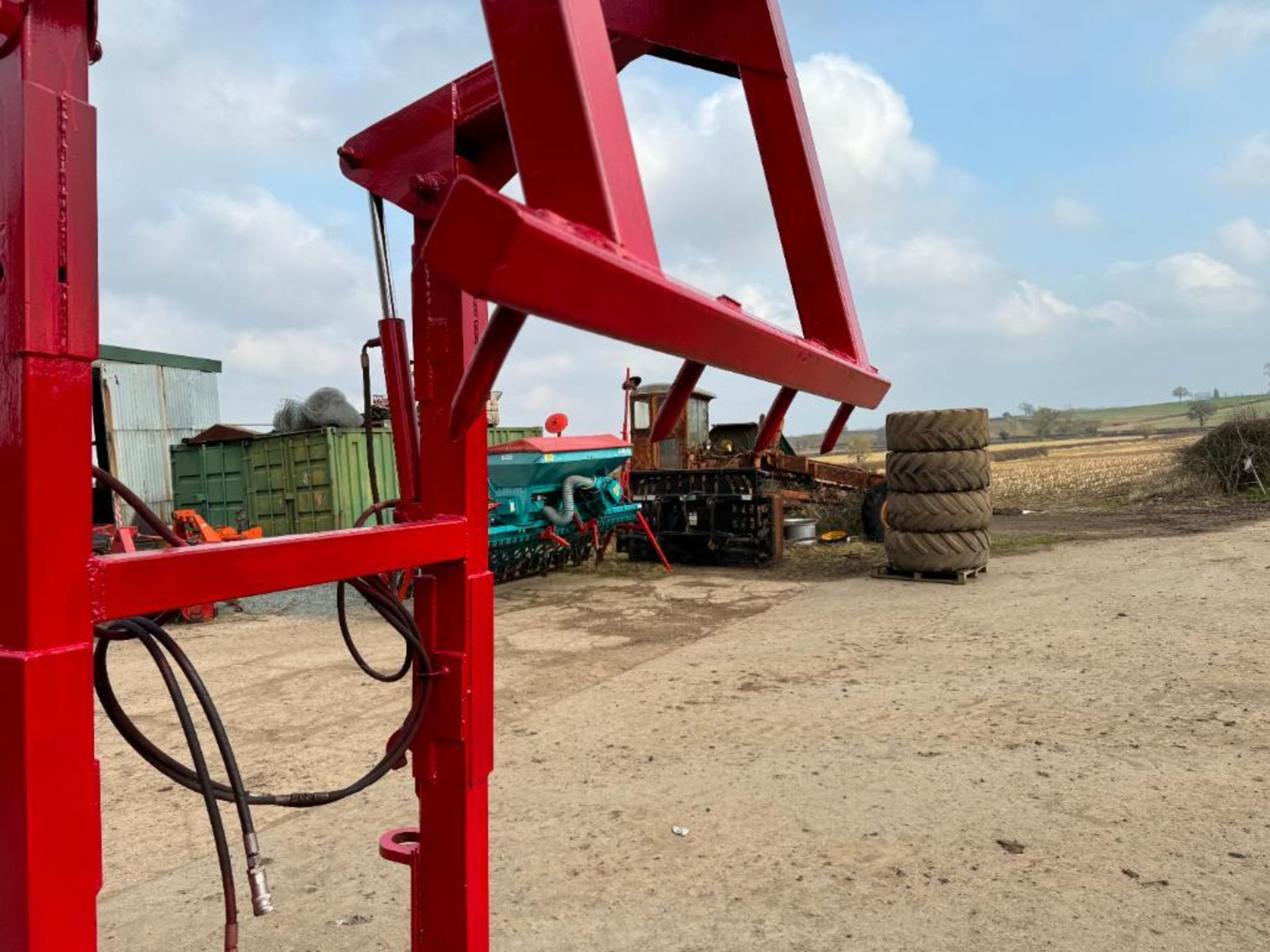 Hydraulic 4 bale grab with pin and cone attachments - Image 9 of 9