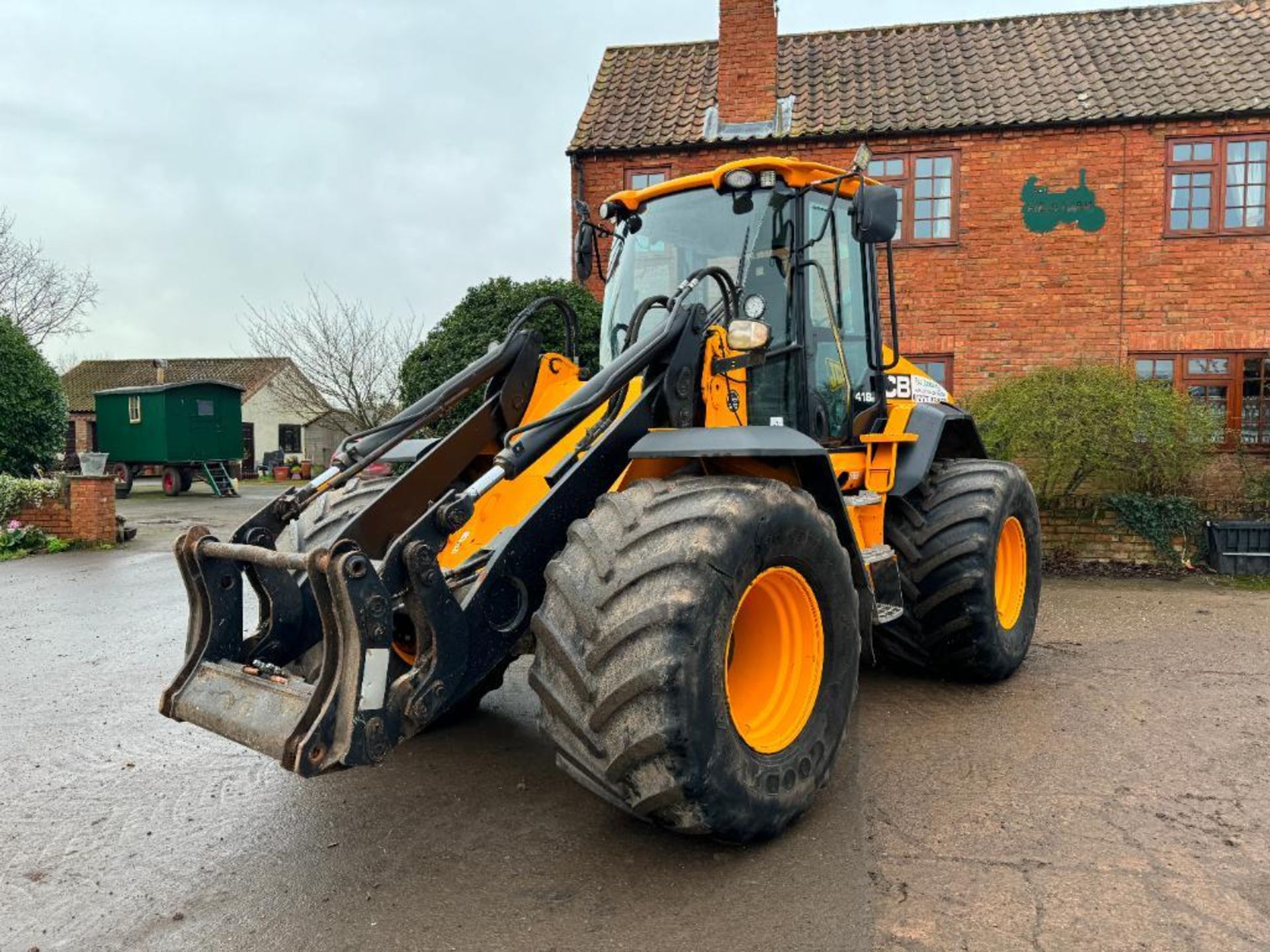 2014 JCB 418S T4i IIIB loading shovel with Volvo headstock on Goodyear 750/55R26 wheels and tyres. R - Bild 3 aus 20