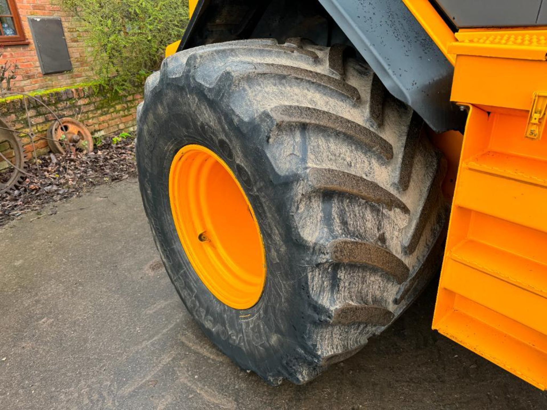 2014 JCB 418S T4i IIIB loading shovel with Volvo headstock on Goodyear 750/55R26 wheels and tyres. R - Bild 16 aus 20