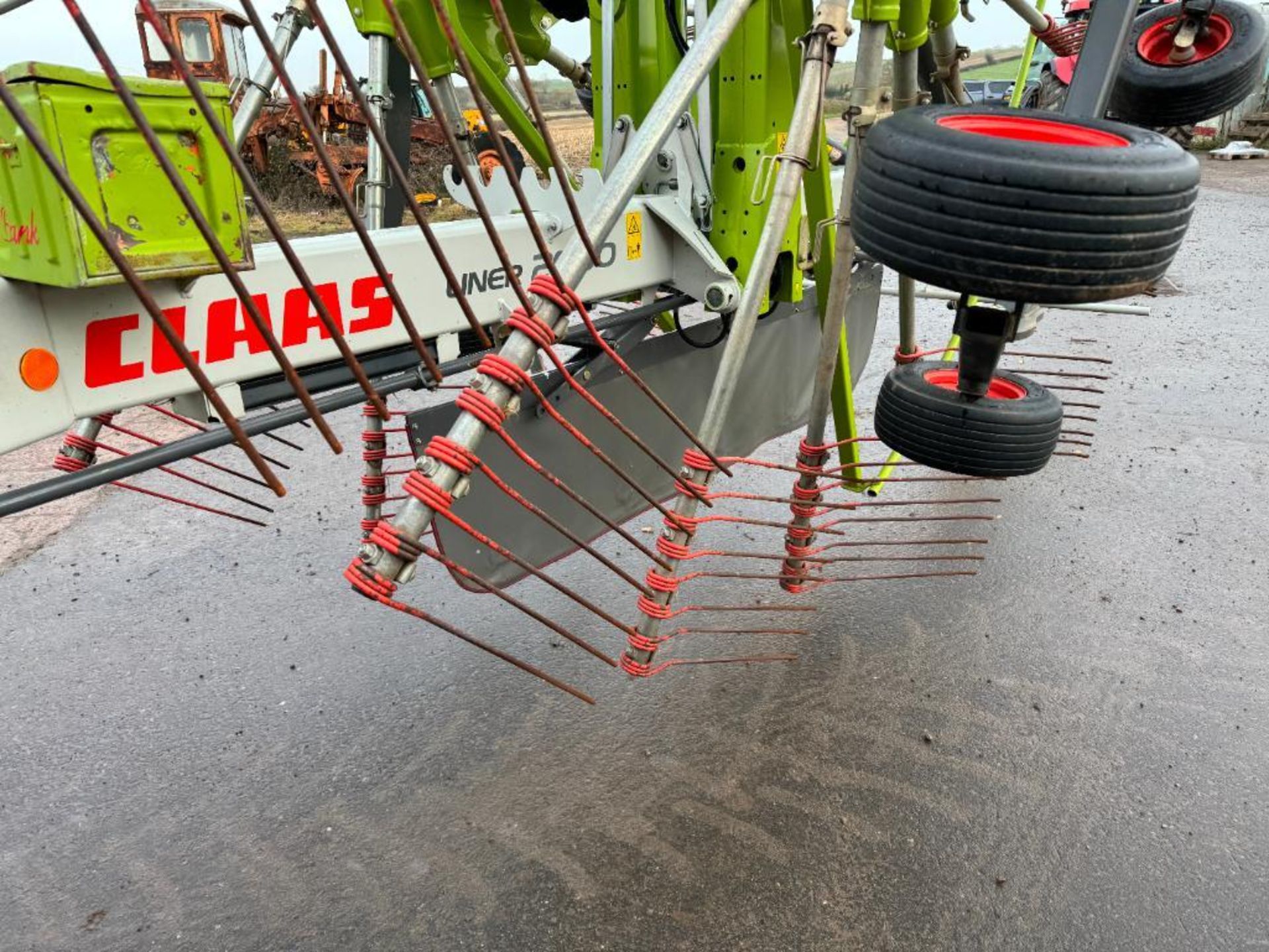 2019 Claas Liner 2900 twin rotor hydraulic folding rake on 15.0/55-17 wheels and tyres. Serial No: W - Image 7 of 14