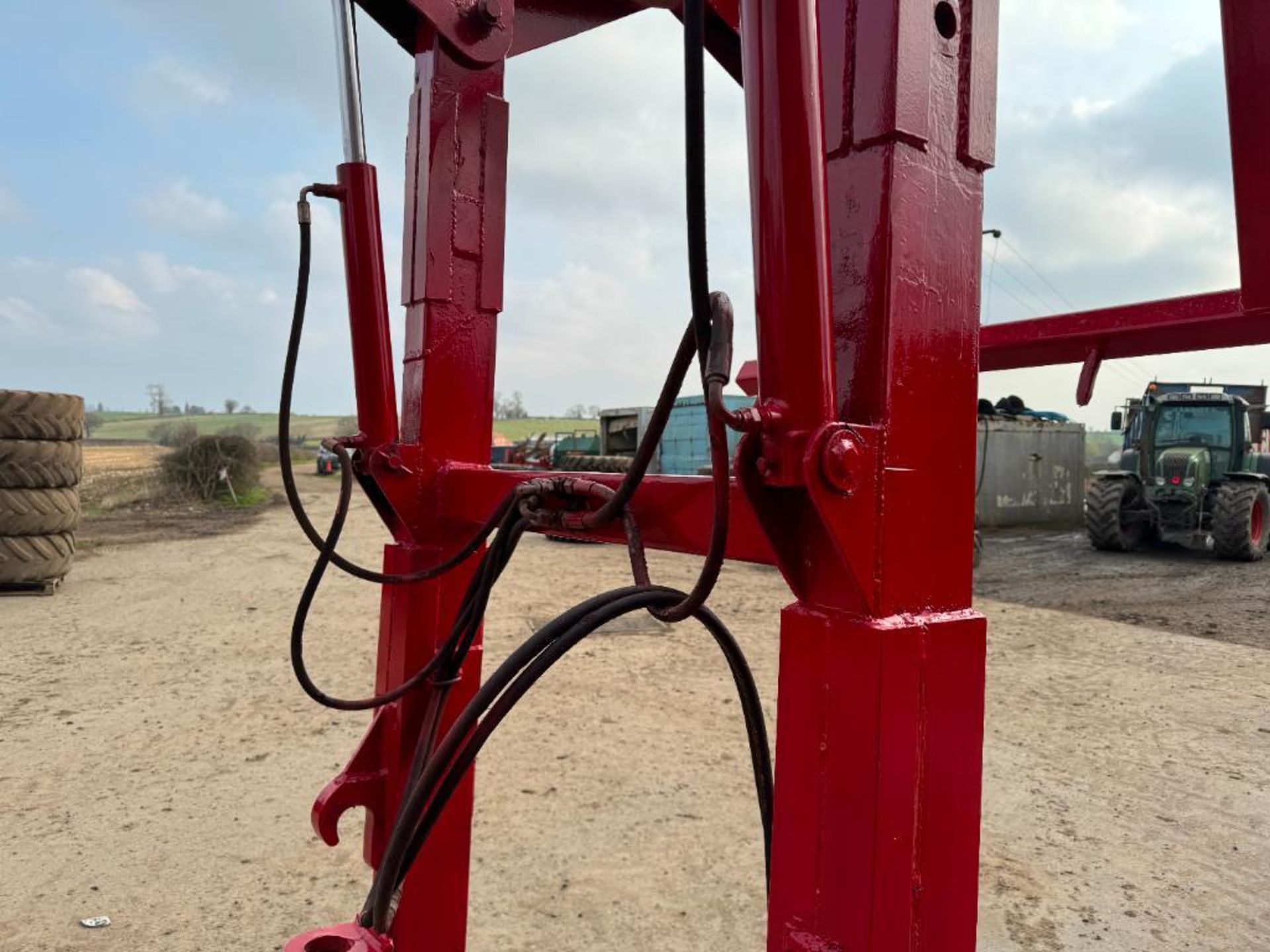 Hydraulic 4 bale grab with pin and cone attachments - Image 6 of 9