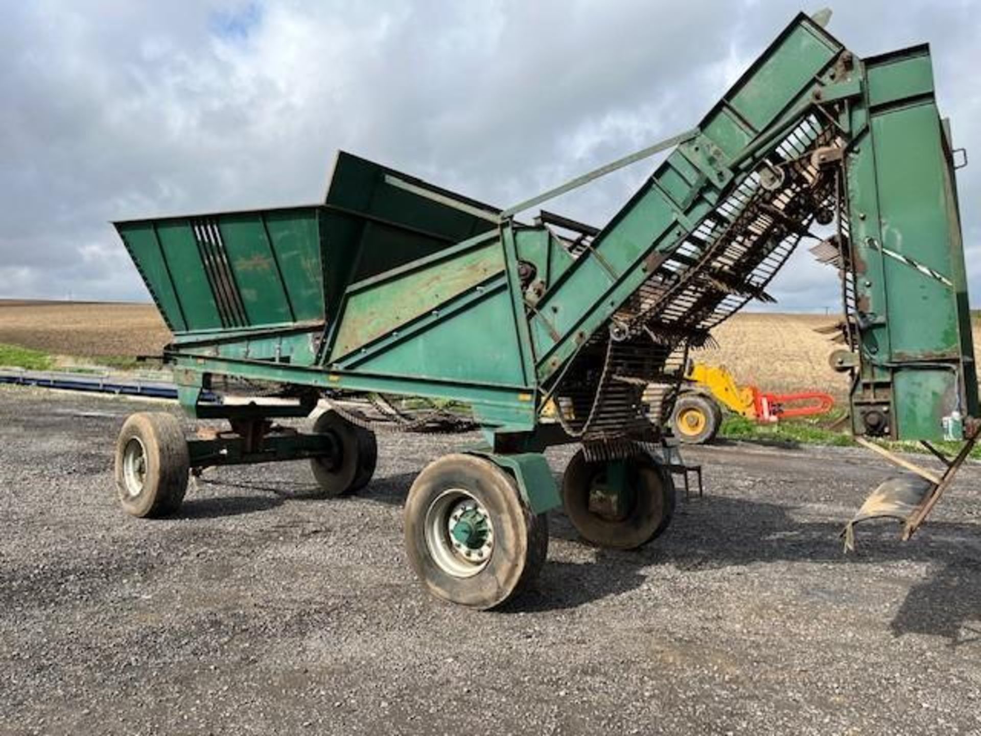 1990 Jones Engineering sugar beet cleaner loader - Image 4 of 4