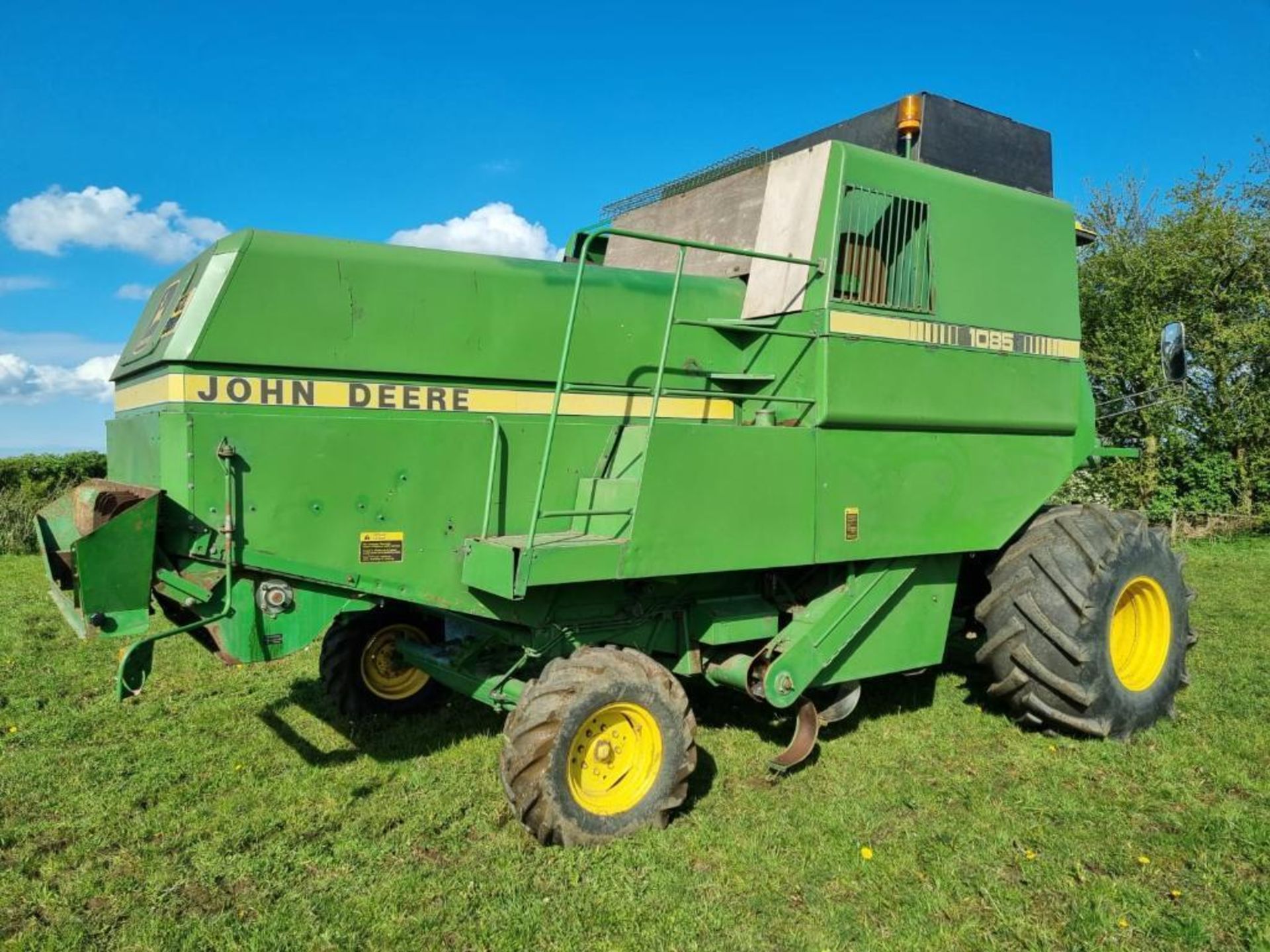 1982 John Deere 1085 combine c/w 2 headers - Image 16 of 27