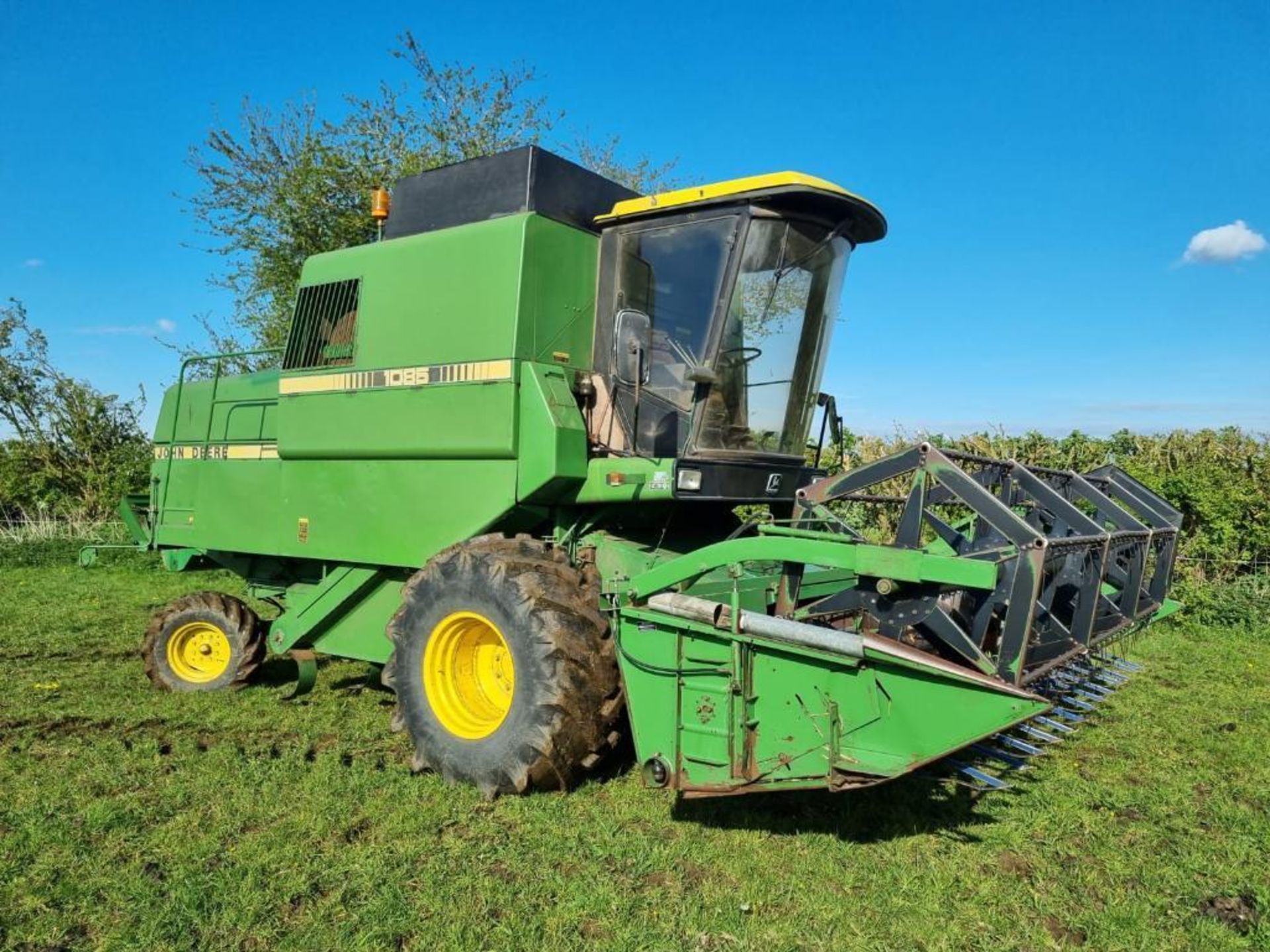 1982 John Deere 1085 combine c/w 2 headers