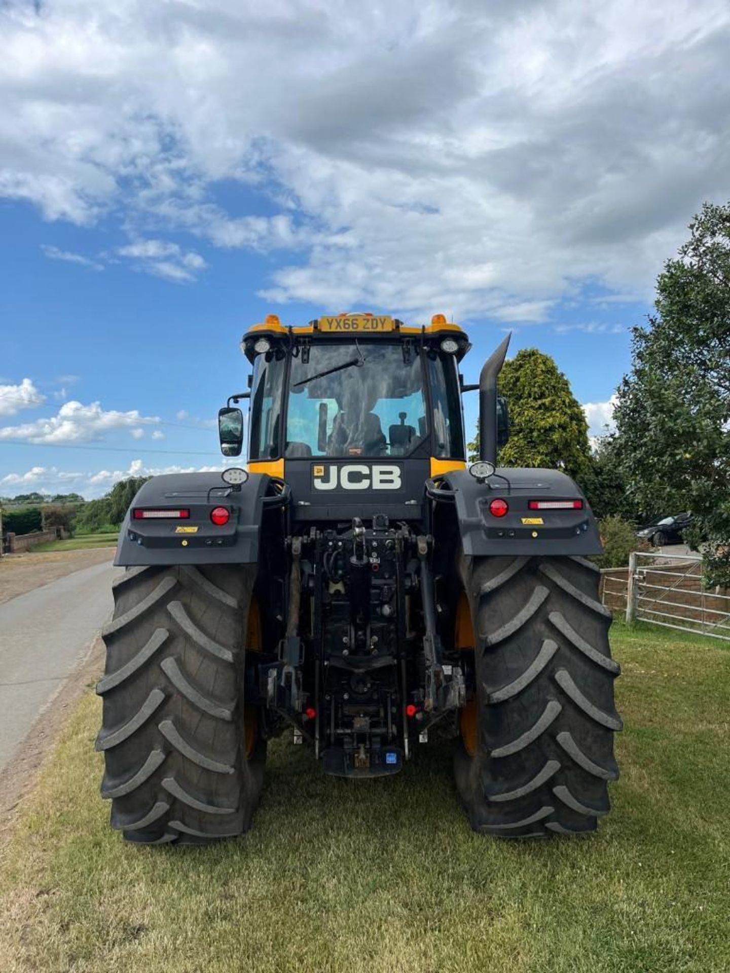 2016 JCB Fastrac 8330 - (Cambridge) - Image 8 of 13