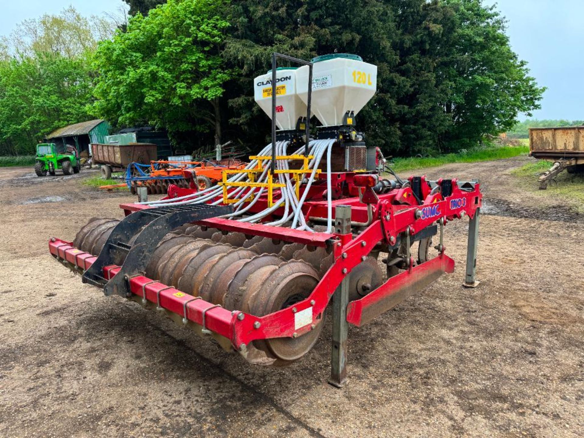 Sumo Trio 3 3m cultivator with 6 hydraulic auto-reset subsoiler legs, 2 rows discs and rear packer w - Image 8 of 10