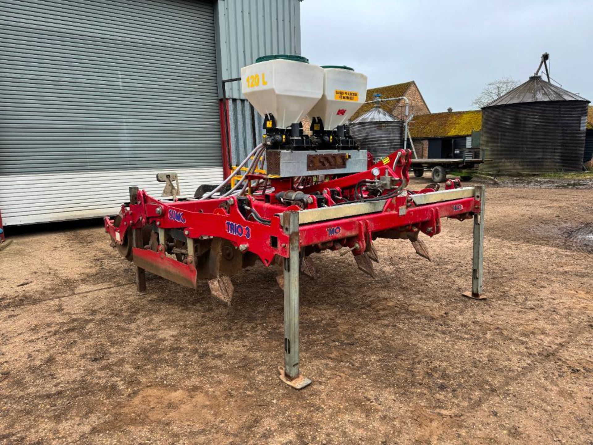 Sumo Trio 3 3m cultivator with 6 hydraulic auto-reset subsoiler legs, 2 rows discs and rear packer w - Image 4 of 10