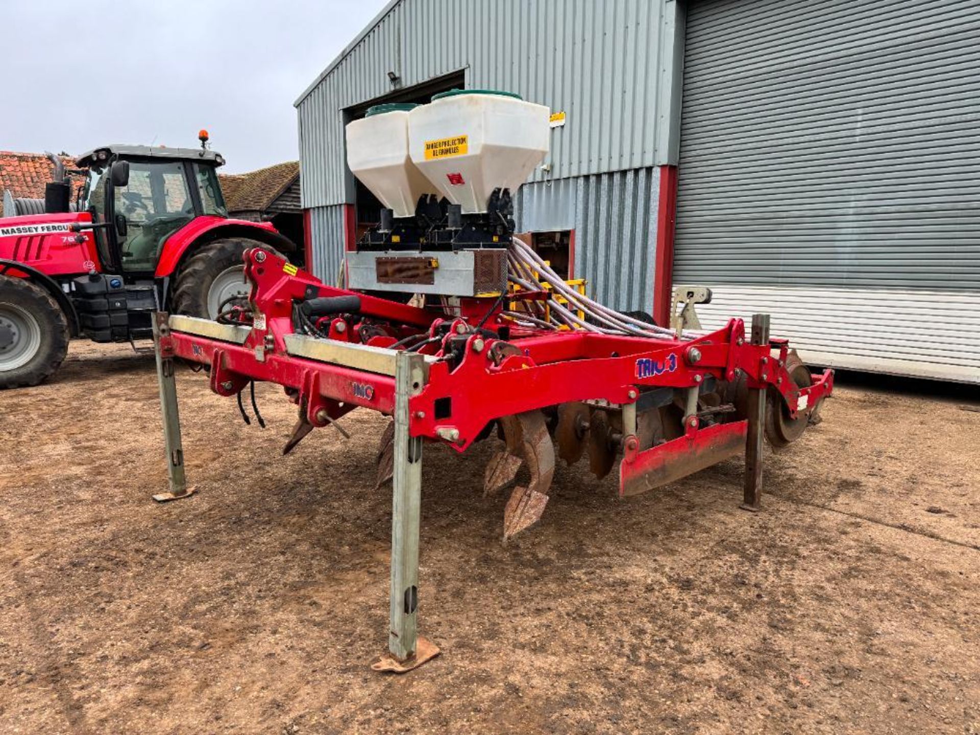 Sumo Trio 3 3m cultivator with 6 hydraulic auto-reset subsoiler legs, 2 rows discs and rear packer w - Image 2 of 10