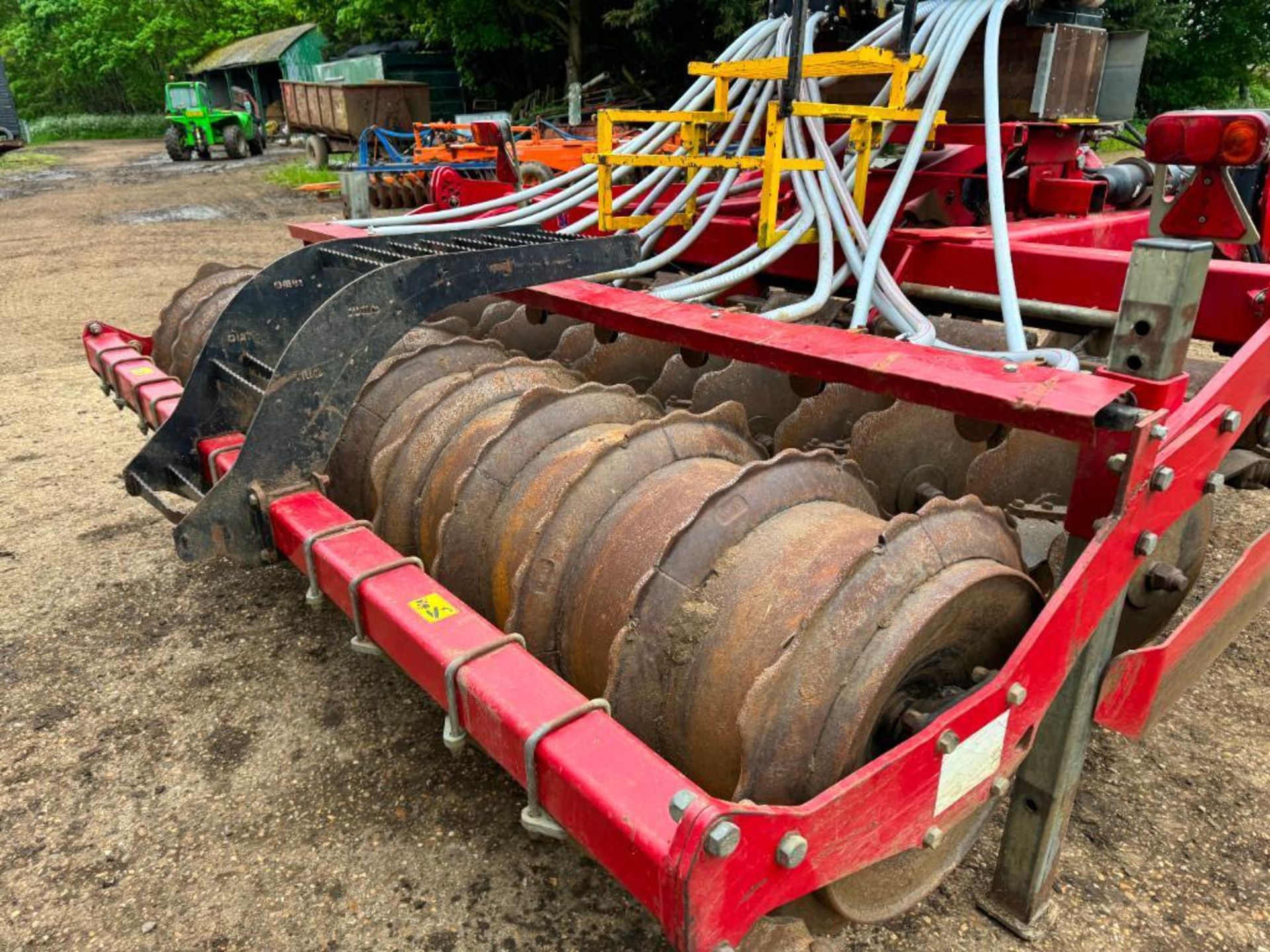 Sumo Trio 3 3m cultivator with 6 hydraulic auto-reset subsoiler legs, 2 rows discs and rear packer w - Image 9 of 10