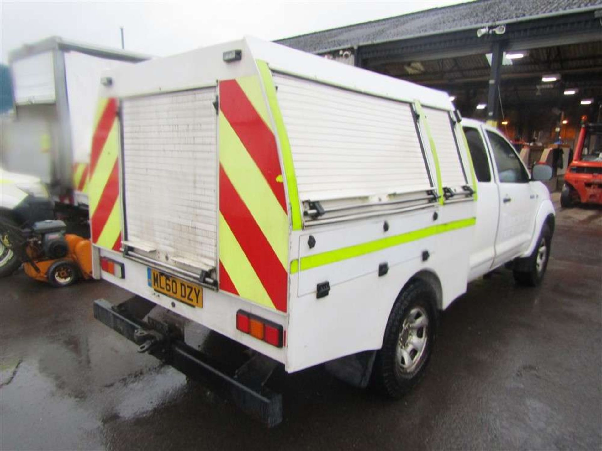 2011 60 reg Toyota Hilux HL2 D-4D 4x4 ECB (Direct Electricity North West) - Image 4 of 6