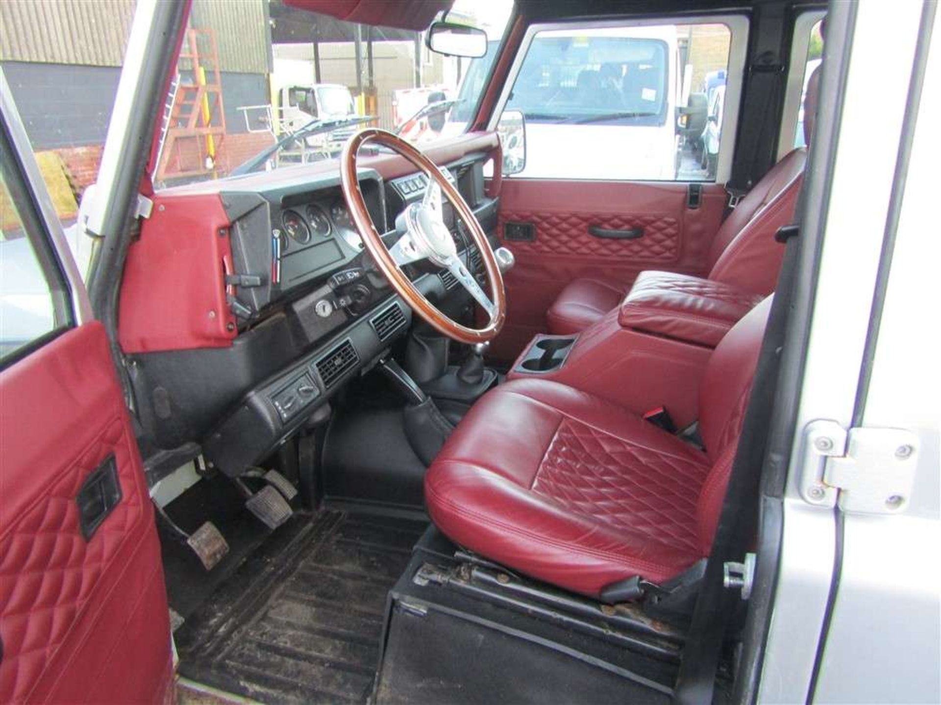 2005 (French Registered) Landrover Defender TD5 110 - Image 7 of 8