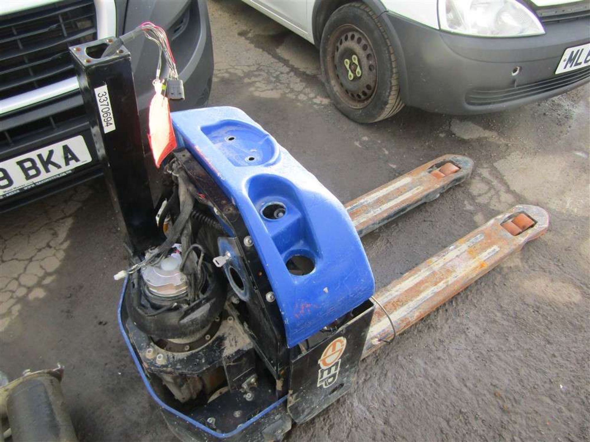 Blue Pallet Truck (Direct Gap)