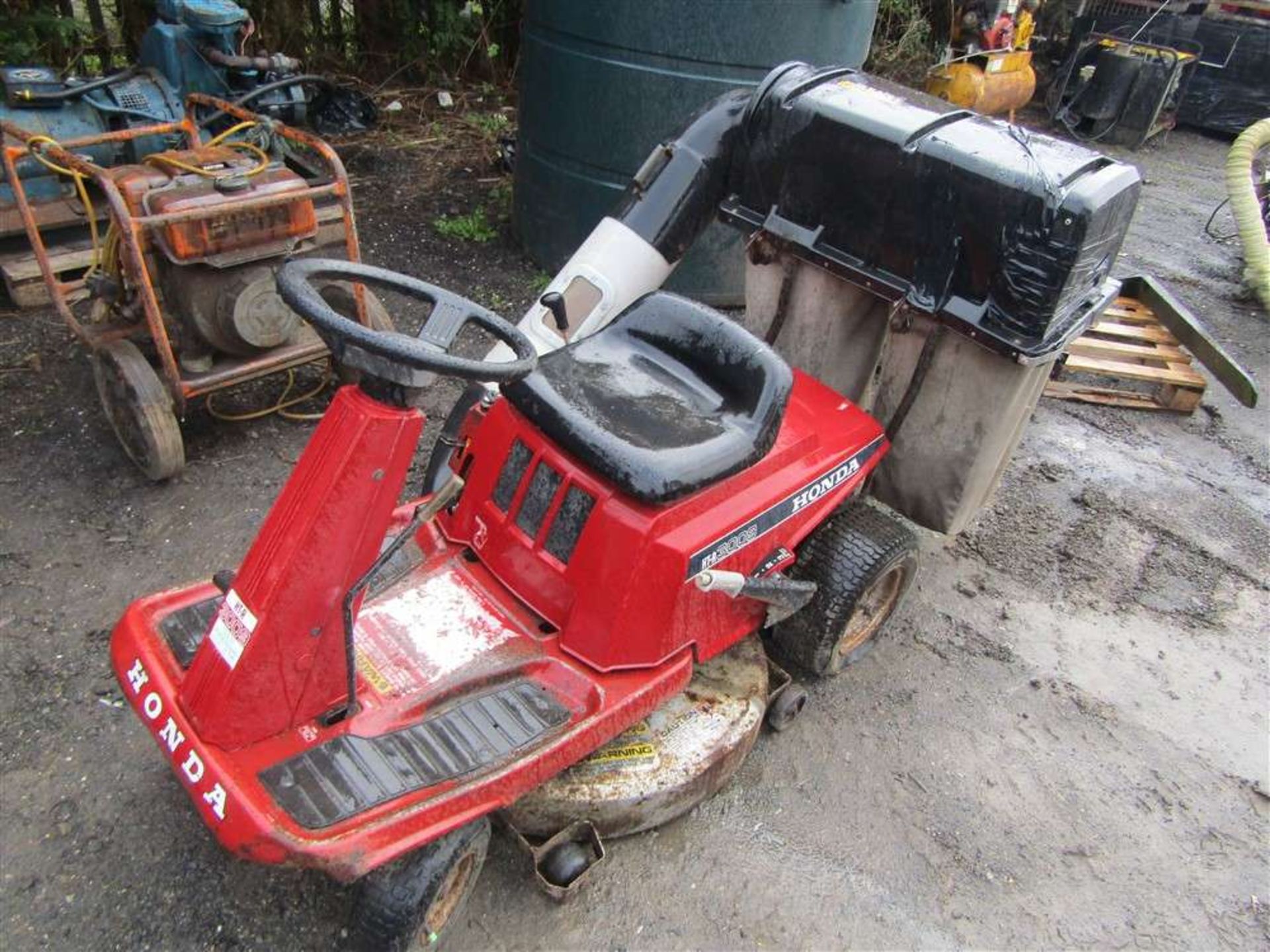 Honda Lawn Mower c/w Full Grass Collection Box - Image 3 of 4