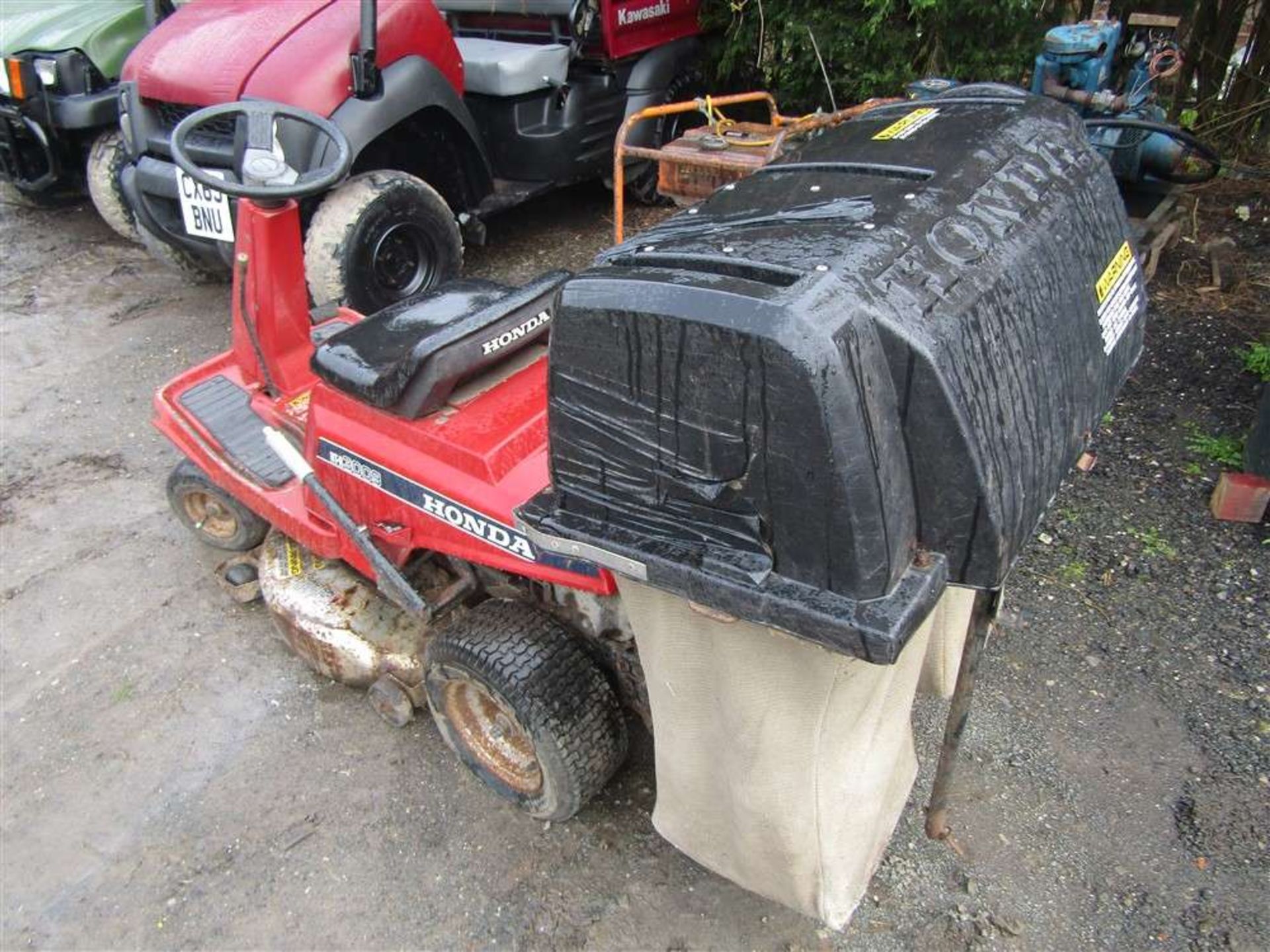 Honda Lawn Mower c/w Full Grass Collection Box - Image 4 of 4