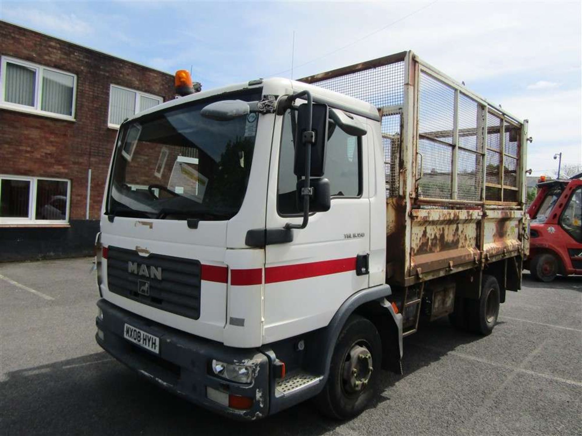 2008 08 reg MAN TGL 8-150 Caged Tipper c/w Tail Lift (Runs But Doesn't Drive) (Direct Council) - Bild 2 aus 6