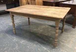 An oak kitchen table, on narrow turned legs, 153x99x77cm