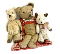 Three vintage teddy bears: two Steiff style with articulated limbs, 42cmL and 30cmL, with one