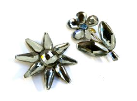 A Victorian Vauxhall glass star, 4.3cmD; together with a Vauxhall glass flower brooch (af), 4.5cmL