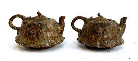 Two small Chinese Yixing teapots with crab decoration, 6cmH