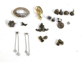 A small lot of jewellery to include silver and marcasite Royal Artillery sweetheart brooch; micro