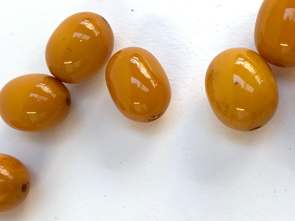 A bakelite type bead necklace in need of restringing, the beads each approx. 1.9cm, gross weight 116 - Image 3 of 3